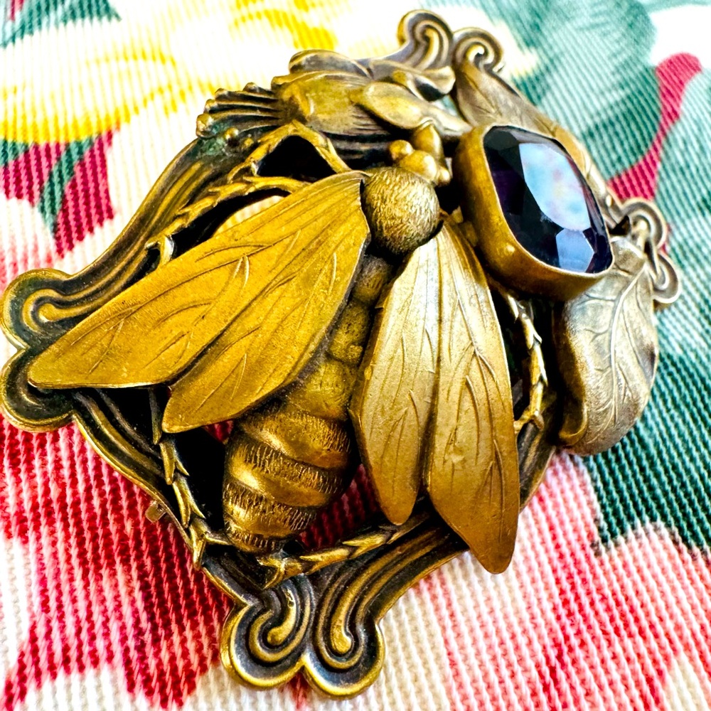 Stunning Victorian Bee large sash pin, purple cabochon WOW ! - Picture 3 of 9